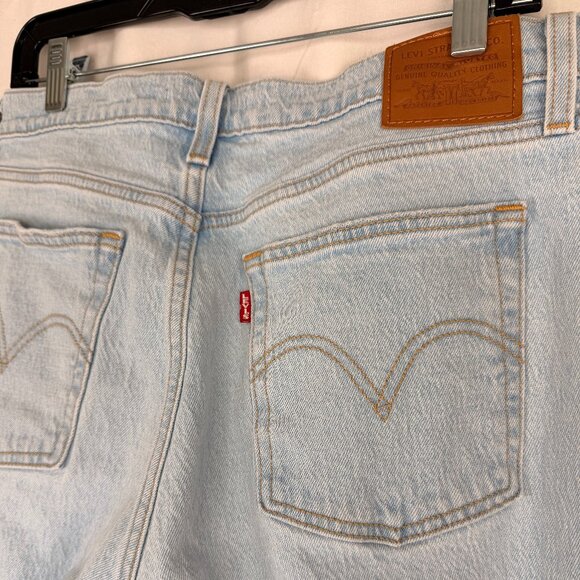 Levi Strauss & Co. Women's Wedgie style Light Wash Tapered Ankle Denim | Size 31 - Picture 4 of 8